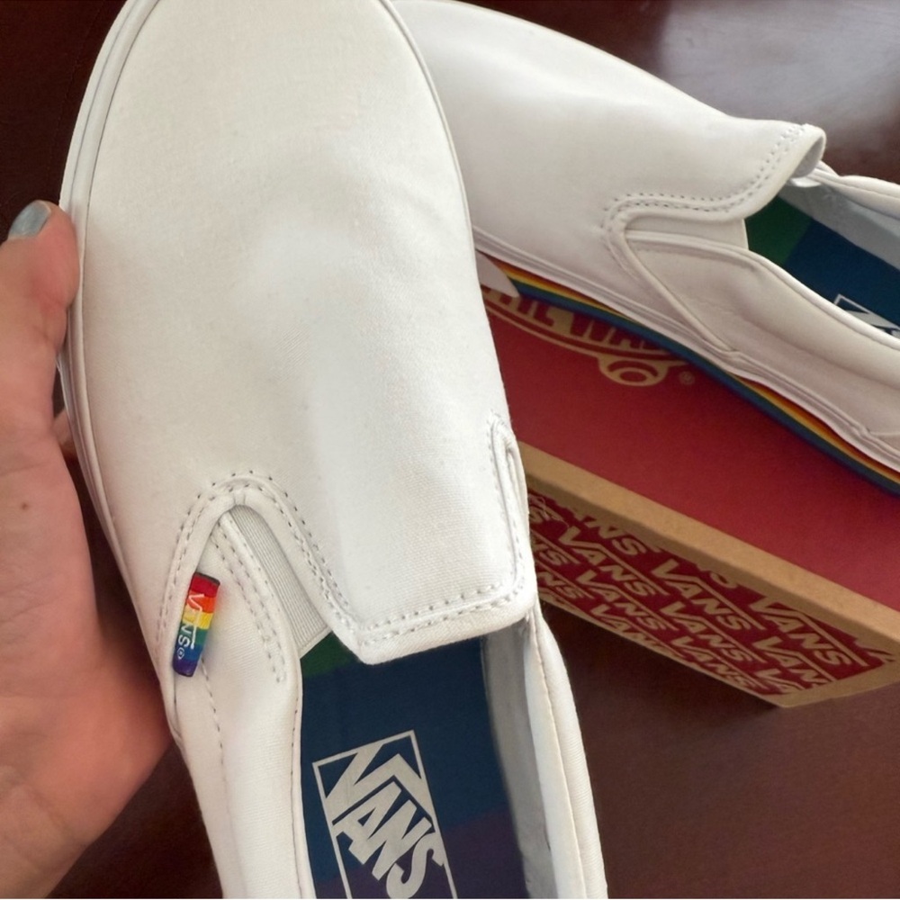 Vans Classic SlipOns Size 9.5
Never used but has minor stains - Picture 4 of 8